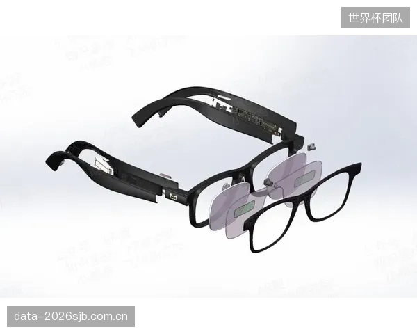 世界杯期间,现场观众将能通过AR眼镜看到实时球员数据、战术分析线路图等叠加在真实赛场上的虚拟信息 世界杯期间,现场观众将能通过AR眼镜看到实时球员数据、战术分析线路图等叠加在真实赛场上的虚拟信息
